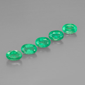カラットの天然グリーンエメラルド（6.1×4.1 mm・オーバルカット）