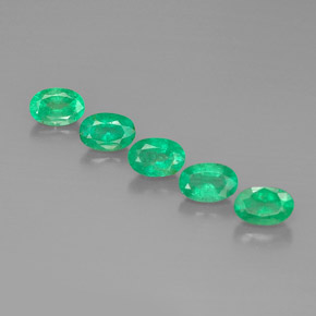 カラットの天然グリーンエメラルド（6.1×4.1 mm・オーバルカット）