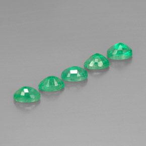 カラットの天然グリーンエメラルド（6.1×4.1 mm・オーバルカット）