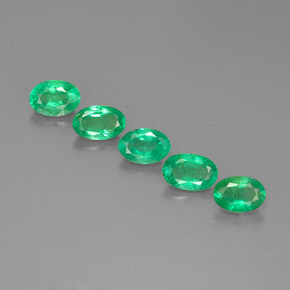 カラットの天然グリーンエメラルド（5.9×4.1 mm・オーバルカット）