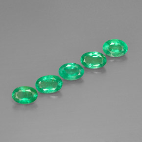 カラットの天然グリーンエメラルド（5.9×4.1 mm・オーバルカット）