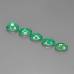 カラットの天然グリーンエメラルド（5.9×4.1 mm・オーバルカット）