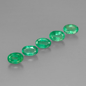カラットの天然グリーンエメラルド（6.1×4 mm・オーバルカット）