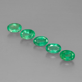カラットの天然グリーンエメラルド（6.1×4 mm・オーバルカット）