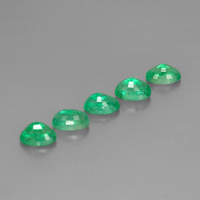 カラットの天然グリーンエメラルド（6.1×4 mm・オーバルカット）