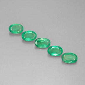 1.90カラットの天然ミディアムグリーンエメラルド（5.9×4 mm・オーバルカット）