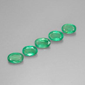 1.90カラットの天然ミディアムグリーンエメラルド（5.9×4 mm・オーバルカット）