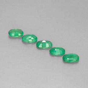 1.90カラットの天然ミディアムグリーンエメラルド（5.9×4 mm・オーバルカット）