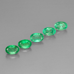 カラットの天然グリーンエメラルド（6.1×4.1 mm・オーバルカット）