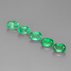 カラットの天然グリーンエメラルド（6.1×4.1 mm・オーバルカット）