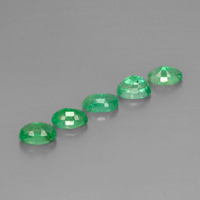 カラットの天然グリーンエメラルド（6.1×4.1 mm・オーバルカット）