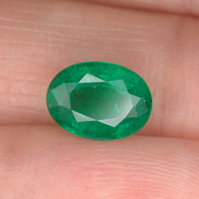 1.60カラットの天然グリーンエメラルド（8.8×6.5 mm・オーバルカット）