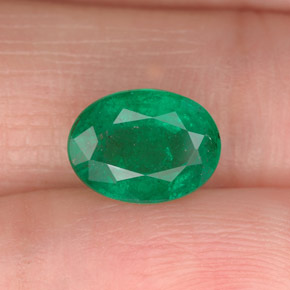 1.60カラットの天然グリーンエメラルド（8.8×6.5 mm・オーバルカット）