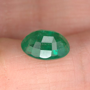 1.60カラットの天然グリーンエメラルド（8.8×6.5 mm・オーバルカット）