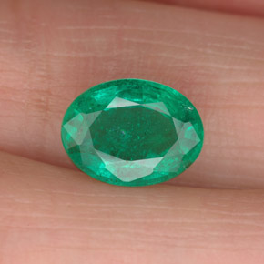 1.73カラットの天然グリーンエメラルド（9.3×7 mm・オーバルカット）