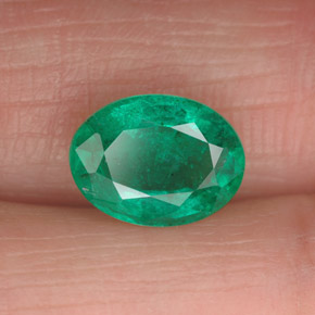 1.73カラットの天然グリーンエメラルド（9.3×7 mm・オーバルカット）