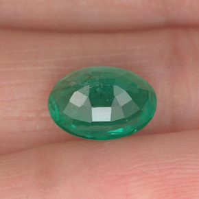 1.73カラットの天然グリーンエメラルド（9.3×7 mm・オーバルカット）