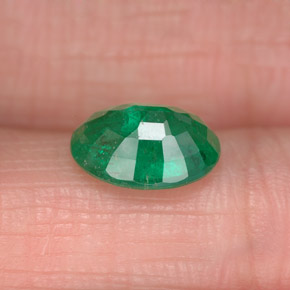 1.56カラットの天然ミディアムグリーンエメラルド（9.1×7 mm・オーバルカット）