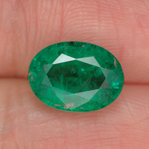 2.46カラットの天然グリーンエメラルド（10.4×7.7 mm・オーバルカット）