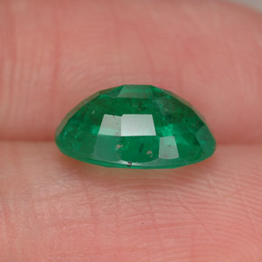 2.46カラットの天然グリーンエメラルド（10.4×7.7 mm・オーバルカット）