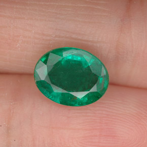 1.63カラットの天然グリーンエメラルド（9.1×7.1 mm・オーバルカット）