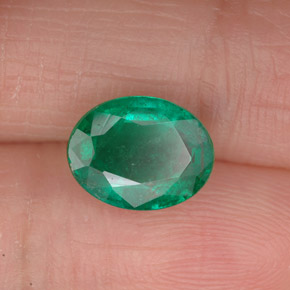 1.63カラットの天然グリーンエメラルド（9.1×7.1 mm・オーバルカット）