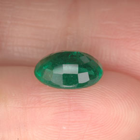 1.63カラットの天然グリーンエメラルド（9.1×7.1 mm・オーバルカット）