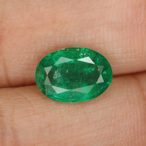 1.60カラットの天然グリーンエメラルド（9.5×6.8 mm・オーバルカット）