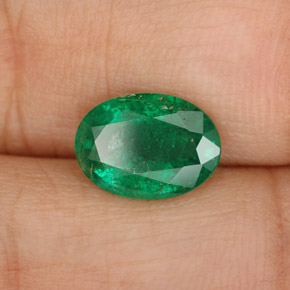 1.60カラットの天然グリーンエメラルド（9.5×6.8 mm・オーバルカット）