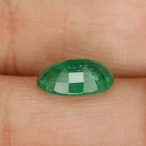 1.60カラットの天然グリーンエメラルド（9.5×6.8 mm・オーバルカット）