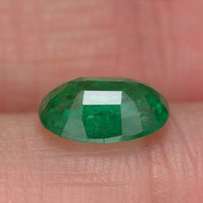 1.72カラットの天然ミディアムグリーンエメラルド（9.4×7 mm・オーバルカット）
