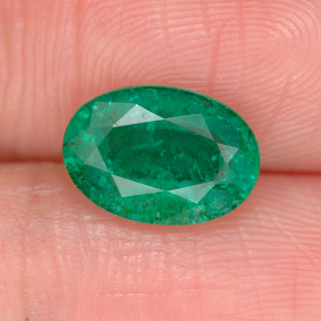 1.64カラットの天然グリーンエメラルド（9.6×6.7 mm・オーバルカット）