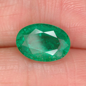 1.64カラットの天然グリーンエメラルド（9.6×6.7 mm・オーバルカット）