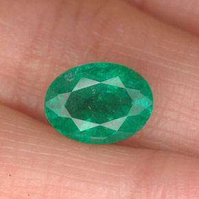 1.85カラットの天然グリーンエメラルド（9.2×6.9 mm・オーバルカット）