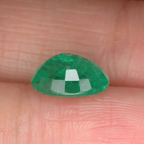 1.85カラットの天然グリーンエメラルド（9.2×6.9 mm・オーバルカット）