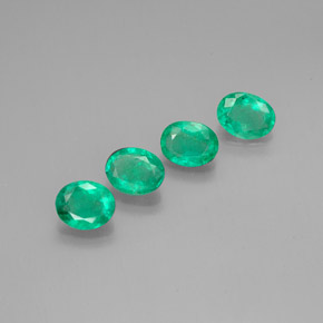 カラットの天然グリーンエメラルド（5×4.1 mm・オーバルカット）
