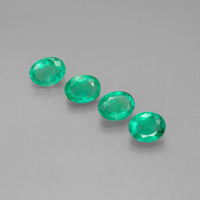 カラットの天然グリーンエメラルド（5×4.1 mm・オーバルカット）