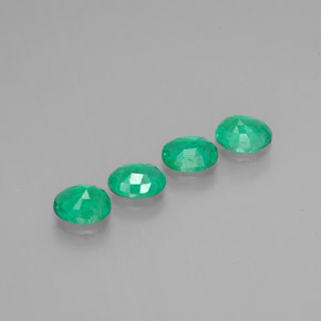 カラットの天然グリーンエメラルド（5×4.1 mm・オーバルカット）