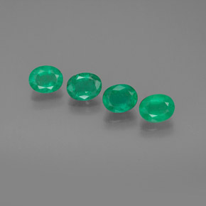 カラットの天然グリーンエメラルド（5.2×4.2 mm・オーバルカット）