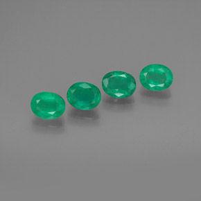 カラットの天然グリーンエメラルド（5.2×4.2 mm・オーバルカット）