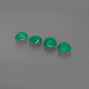 カラットの天然グリーンエメラルド（5.2×4.2 mm・オーバルカット）