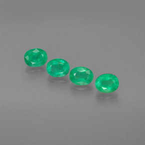 カラットの天然グリーンエメラルド（5.1×4.1 mm・オーバルカット）