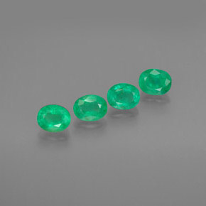 カラットの天然グリーンエメラルド（5.1×4.1 mm・オーバルカット）