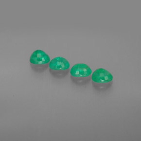 カラットの天然グリーンエメラルド（5.1×4.1 mm・オーバルカット）