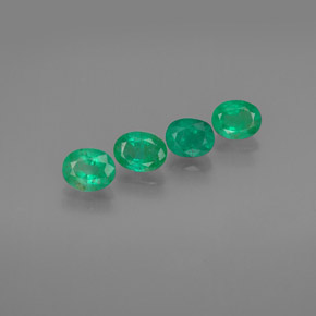 カラットの天然グリーンエメラルド（5.2×4.2 mm・オーバルカット）