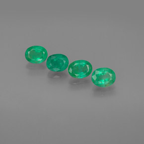 カラットの天然グリーンエメラルド（5.2×4.2 mm・オーバルカット）