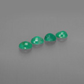 カラットの天然グリーンエメラルド（5.2×4.2 mm・オーバルカット）
