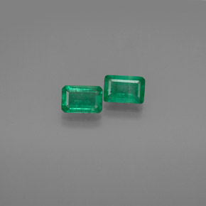 カラットの天然グリーンエメラルド（6×4 mm・エメラルドカット）