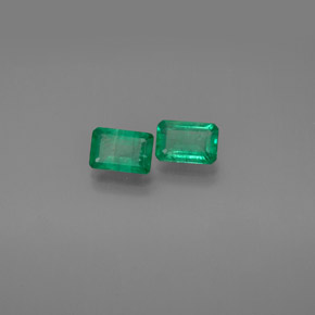 カラットの天然グリーンエメラルド（6×4 mm・エメラルドカット）