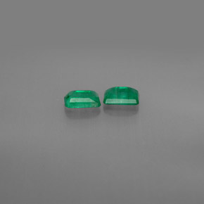 カラットの天然グリーンエメラルド（6×4 mm・エメラルドカット）